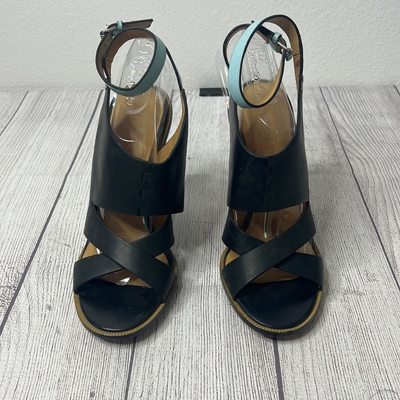 🔹 L.A.M.B. Chase Sandals with Lucite Heel - Picture 2 of 8